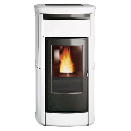 Wasserführende Pelletofen Edilkamin Kira2 H 18 Up mit Keramikverkleidung.