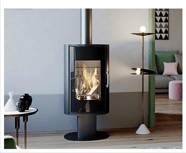 Moderne 🔥Scheitholzkaminofen in elegantem Design, perfekt für ein gemütliches Wohnzimmer. 🍂🌟
