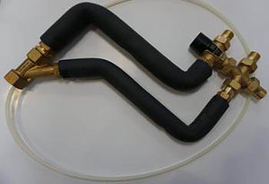 Schwarze isolierte Rohre mit Messinganschlüssen für warmes Wasser im HydroKit HWC