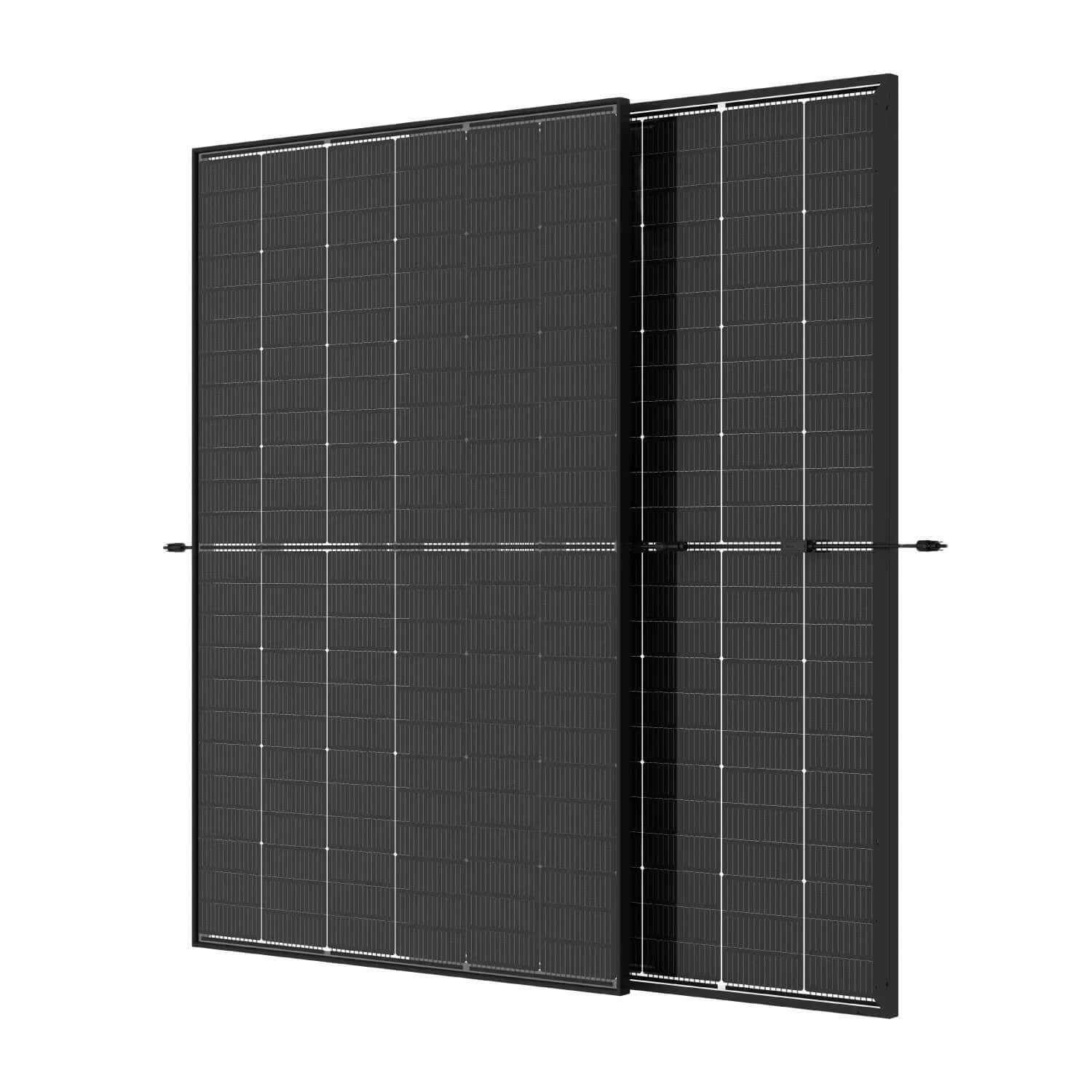 Zwei schwarze Solarmodule für Warmwasser mit Photovoltaik Heizstab